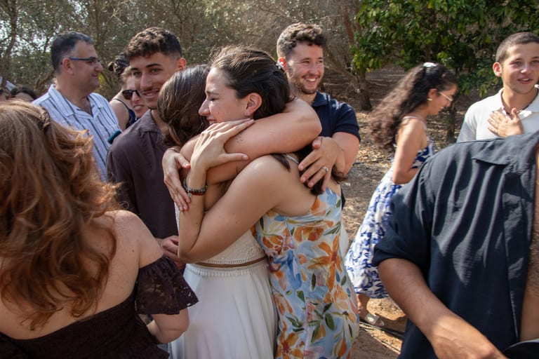 אורחים מתחבקים בשמחה