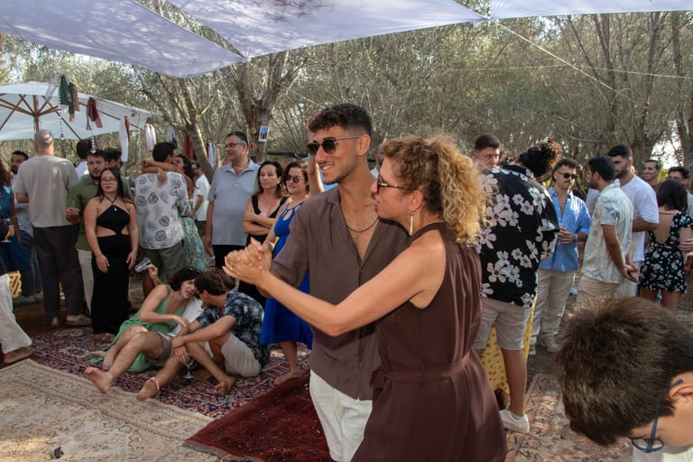 זוג רוקד בתוך קהל על שטיח