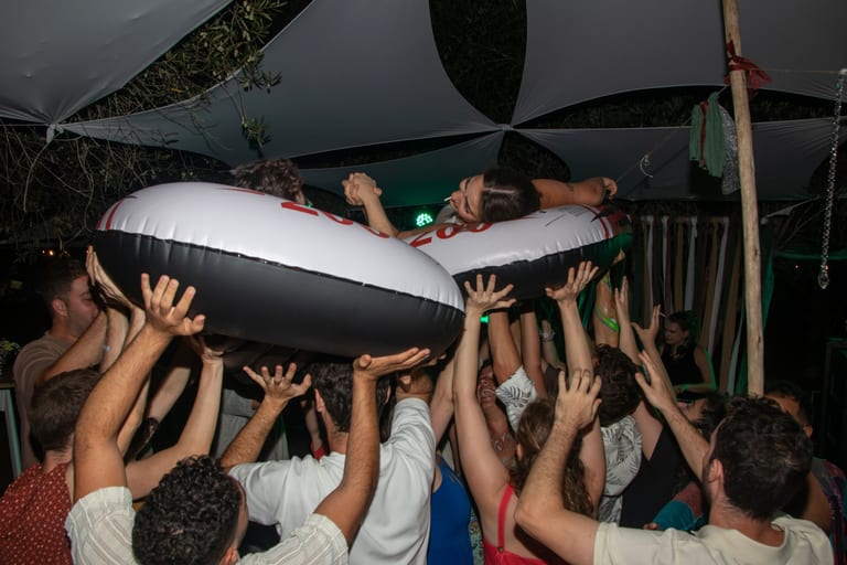 אורחים מרימים מעל הראש גלגל ים מתנפח